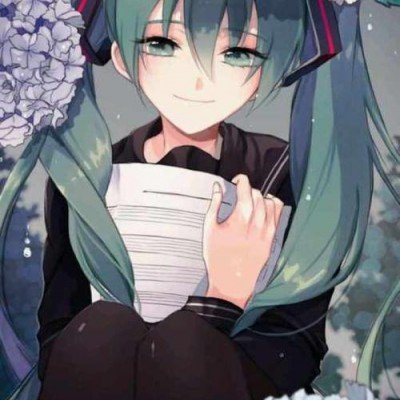 保姆将幼童关狗笼自己只顾玩手机